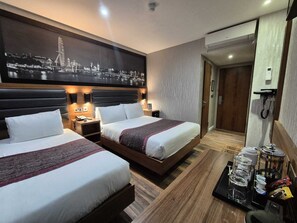 Classic Triple Room | Premium bedding, in-room safe, desk, soundproofing - London Court Hotel (London)