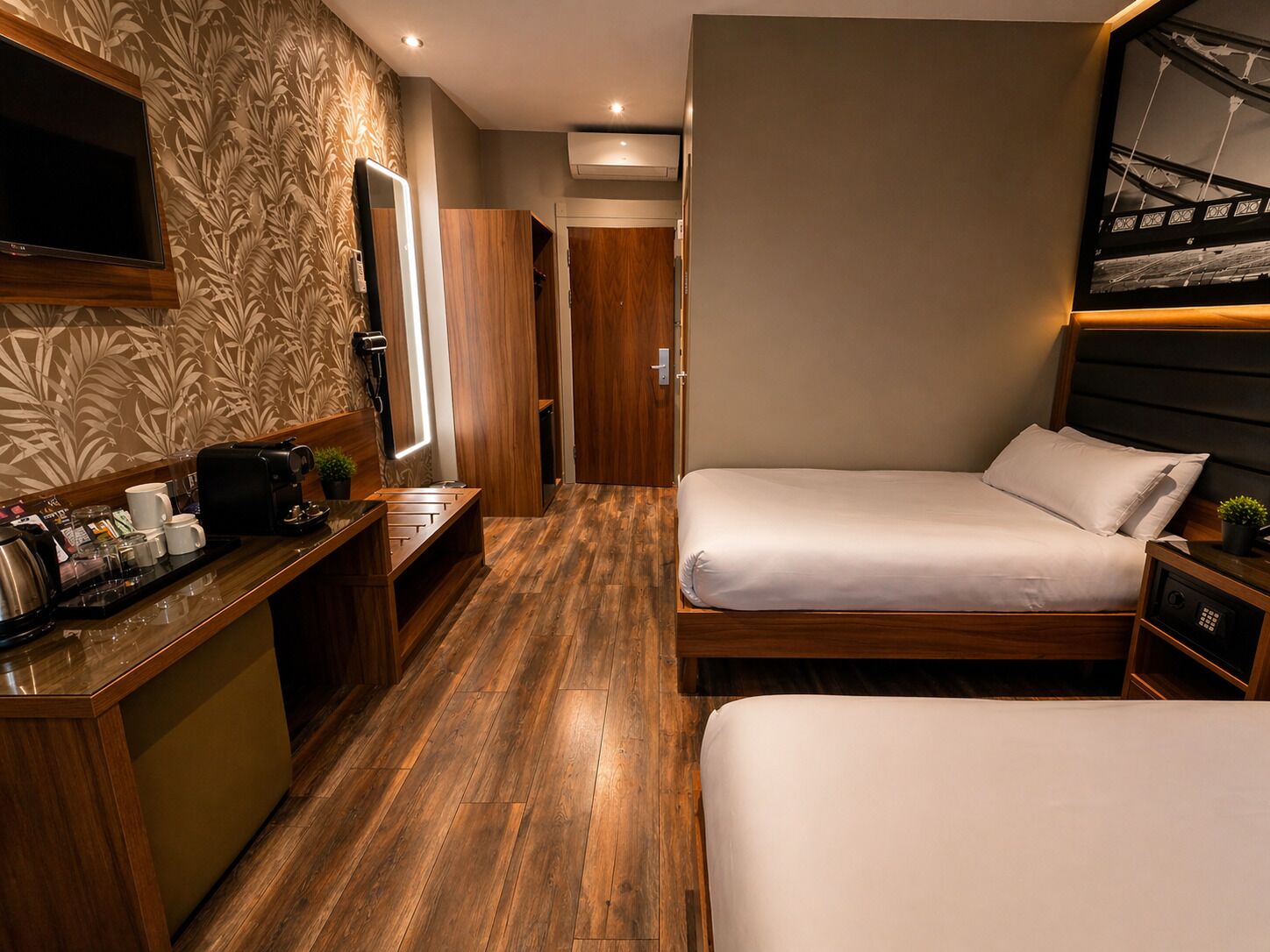 Photo - London Court Hotel