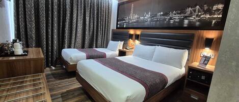 Kolmen hengen classic-huone | Ylelliset vuodevaatteet, tallelokero huoneessa, työpöytä, äänieristys