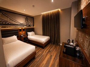 Deluxe Twin Room, Garden View (Folding Bed for Third Person) | Premium bedding, in-room safe, desk, soundproofing - London Court Hotel (London)