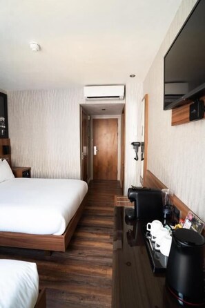 Classic Triple Room | Premium bedding, in-room safe, desk, soundproofing - London Court Hotel (London)