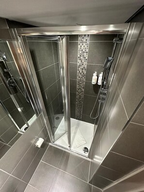 Shower, designer toiletries, hair dryer, towels - London Court Hotel (London)