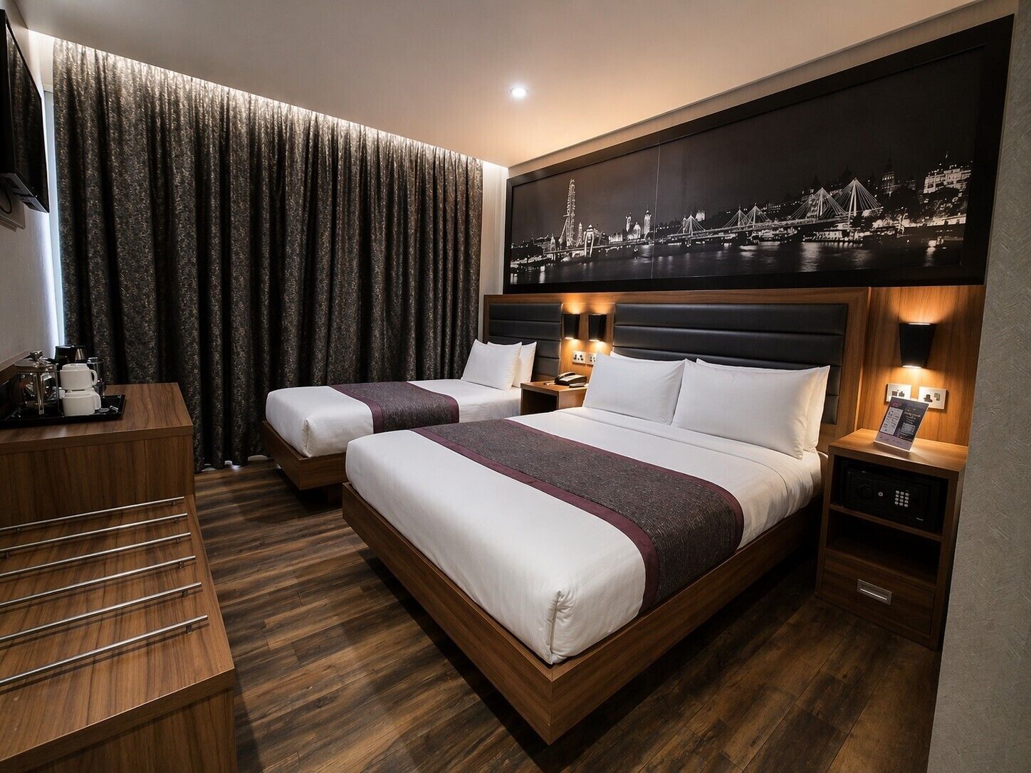 أغطية فراش متميزة وخزنة داخل الغرفة ومكتب وتجهيزات عازلة للصوت