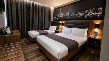 Habitación triple clásica | Ropa de cama de alta calidad y caja de seguridad en la habitación