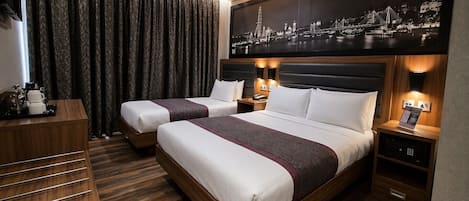 Kolmen hengen classic-huone | Ylelliset vuodevaatteet, tallelokero huoneessa, työpöytä, äänieristys