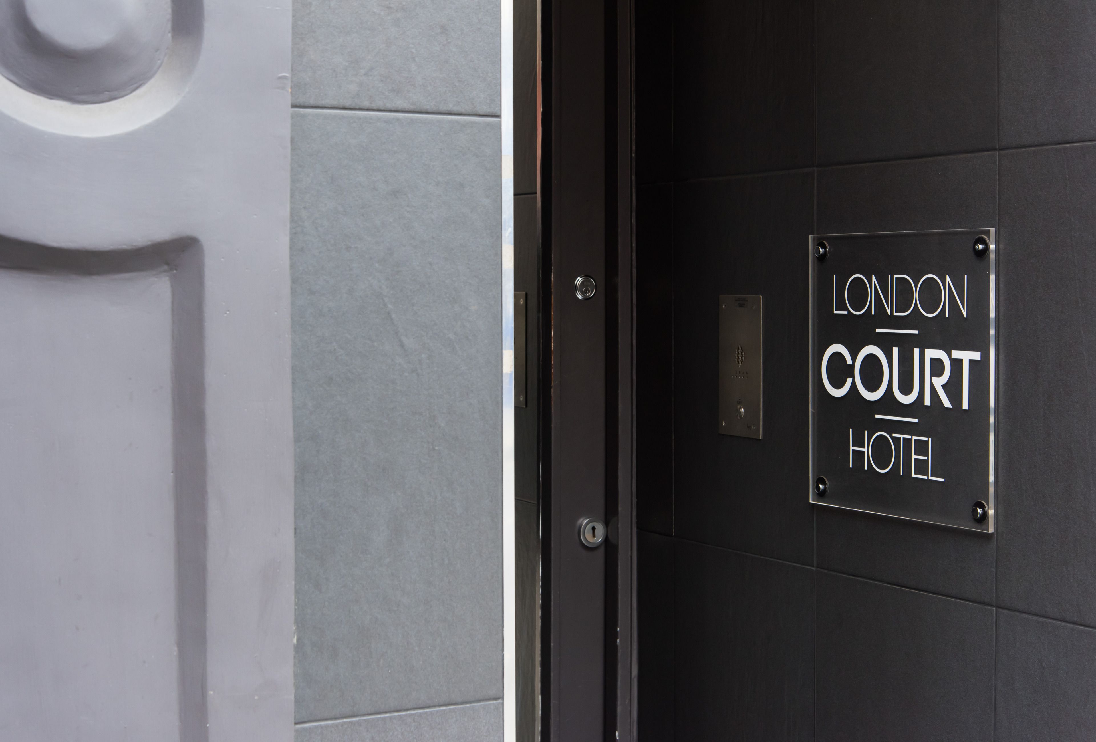 Pintu masuk properti