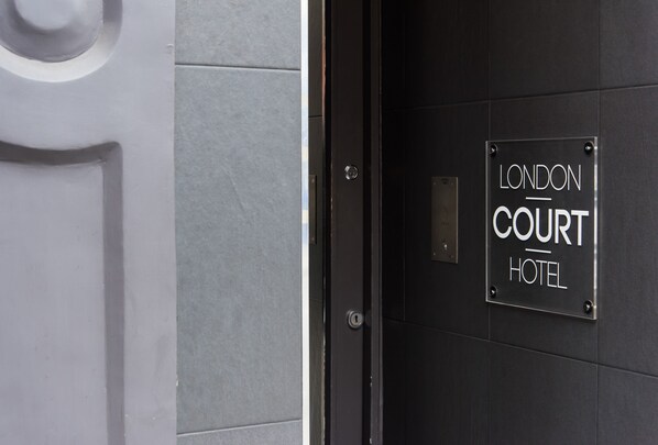 Property entrance - London Court Hotel (London)