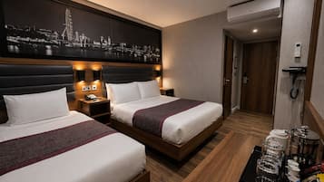 Classic trippelrum | Sängtillbehör av högsta kvalitet och värdeförvaringsskåp på rummet