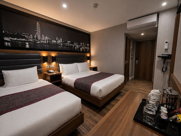 Classic Triple Room | Premium bedding, in-room safe, desk, soundproofing - London Court Hotel (London)