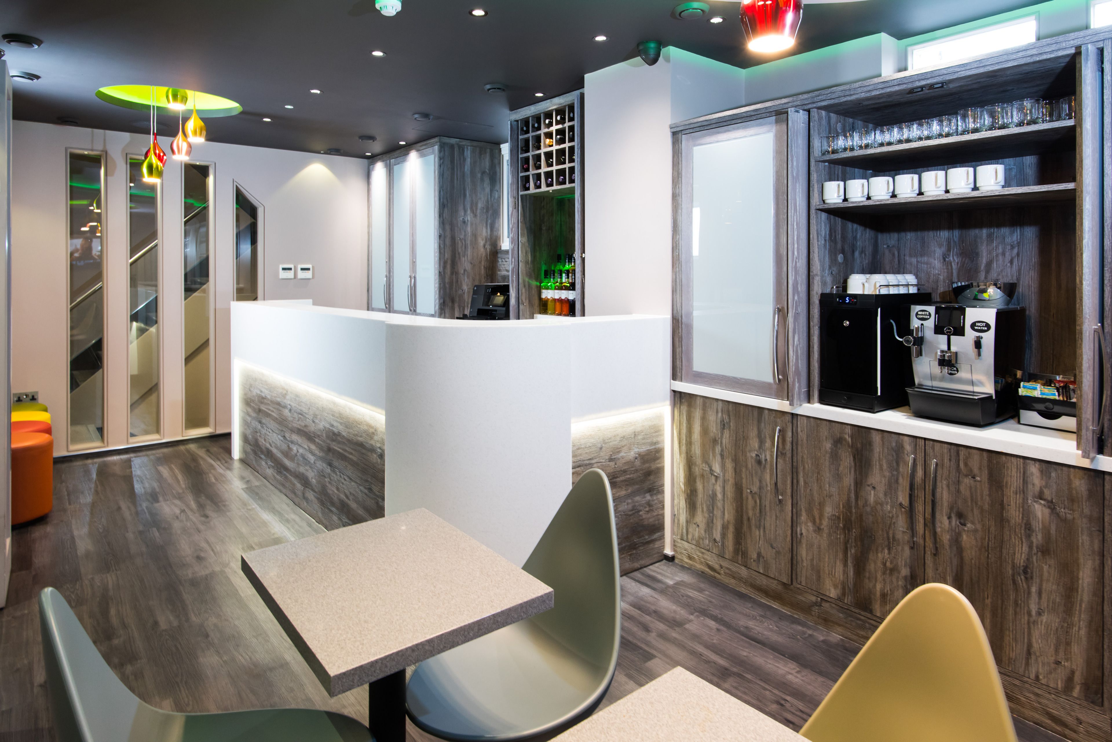 منصة إجراءات تسجيل الوصول/المغادرة