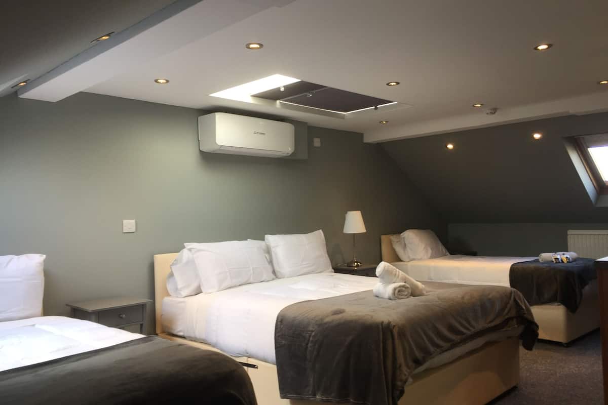 Deluxe Dört Kişilik Oda, Banyolu/Duşlu