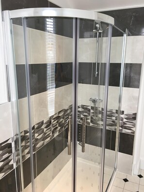 Shower, free toiletries, hair dryer, towels - Snowdon House (Shanklin)