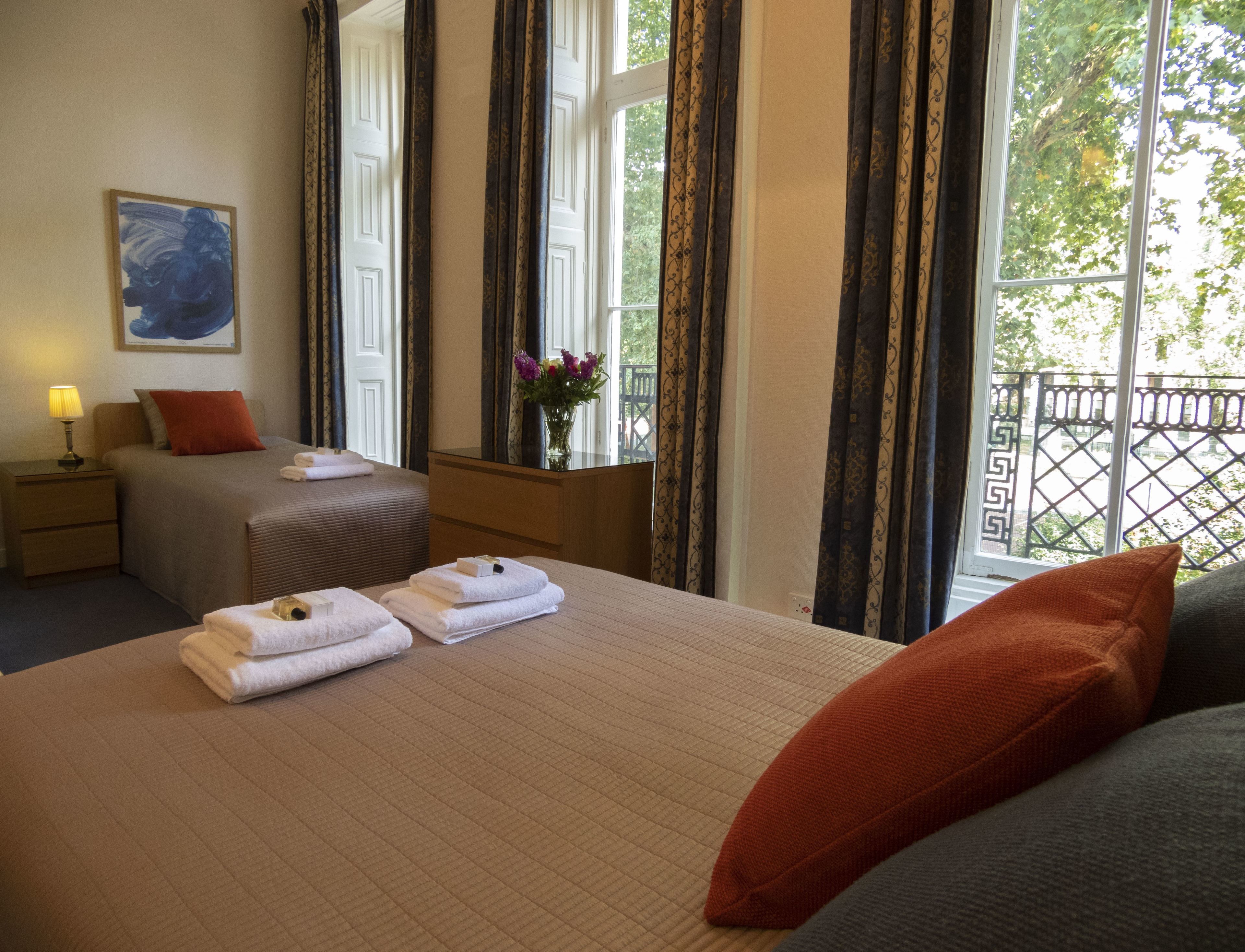 Triple Room, Ensuite | Desk, iron/ironing board, free cribs/infant beds, free WiFi