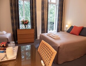 Chambre Triple, salle de bains attenante | Bureau, fer et planche à repasser, lits bébé (gratuits), Wi-Fi gratuit