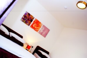 トリプルルーム | セーフティボックス (室内)、デスク、遮光カーテン、アイロン / アイロン台