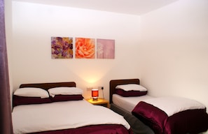 Triple Room | In-room safe, desk, blackout curtains, iron/ironing board - Hindes Hotel (Harrow)