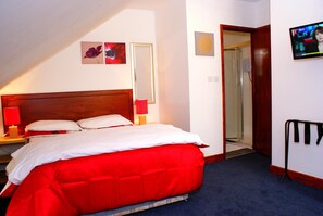 In-room safe, desk, blackout drapes, iron/ironing board - Hindes Hotel (Harrow)