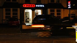 Unclassified image, 4 of 60, button - Hindes Hotel (Harrow)