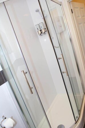 Shower, hair dryer, towels - Hindes Hotel (Harrow)