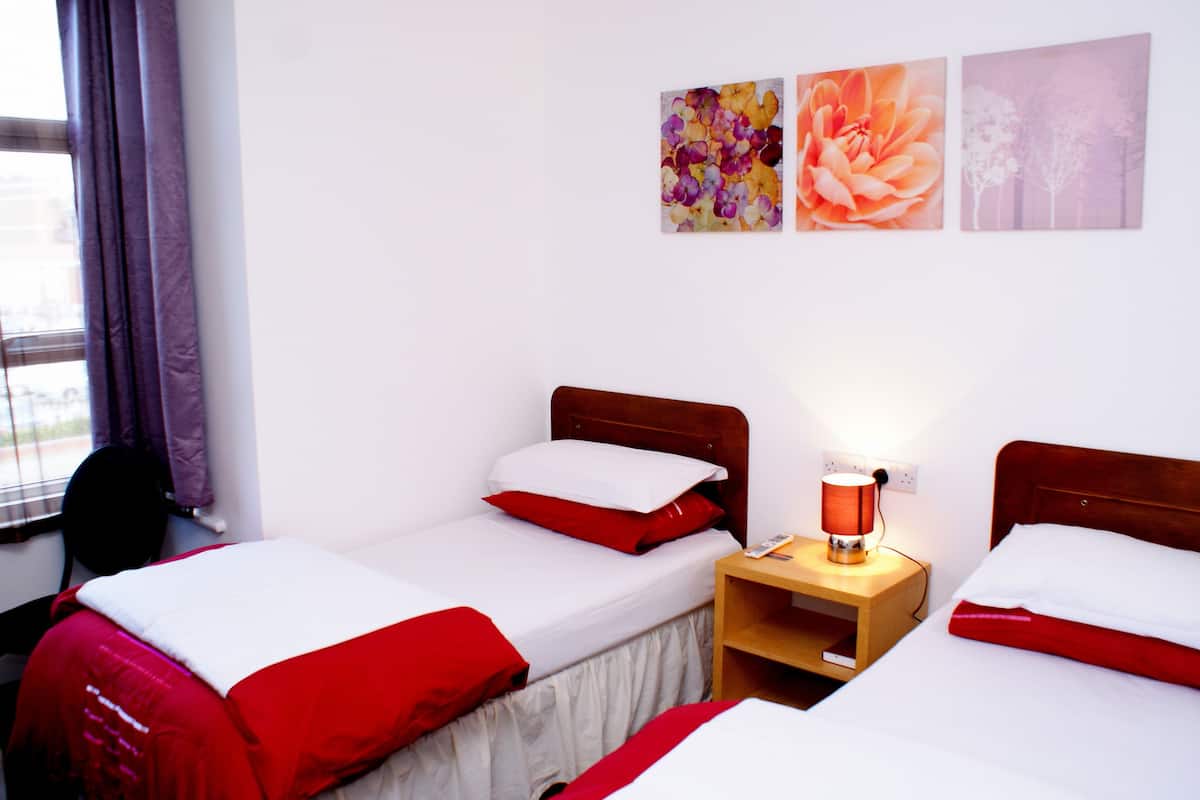 Twin Room, Ensuite | In-room safe, desk, blackout drapes, iron/ironing board