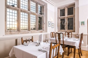 Se sirven almuerzos, cenas y cocina local 