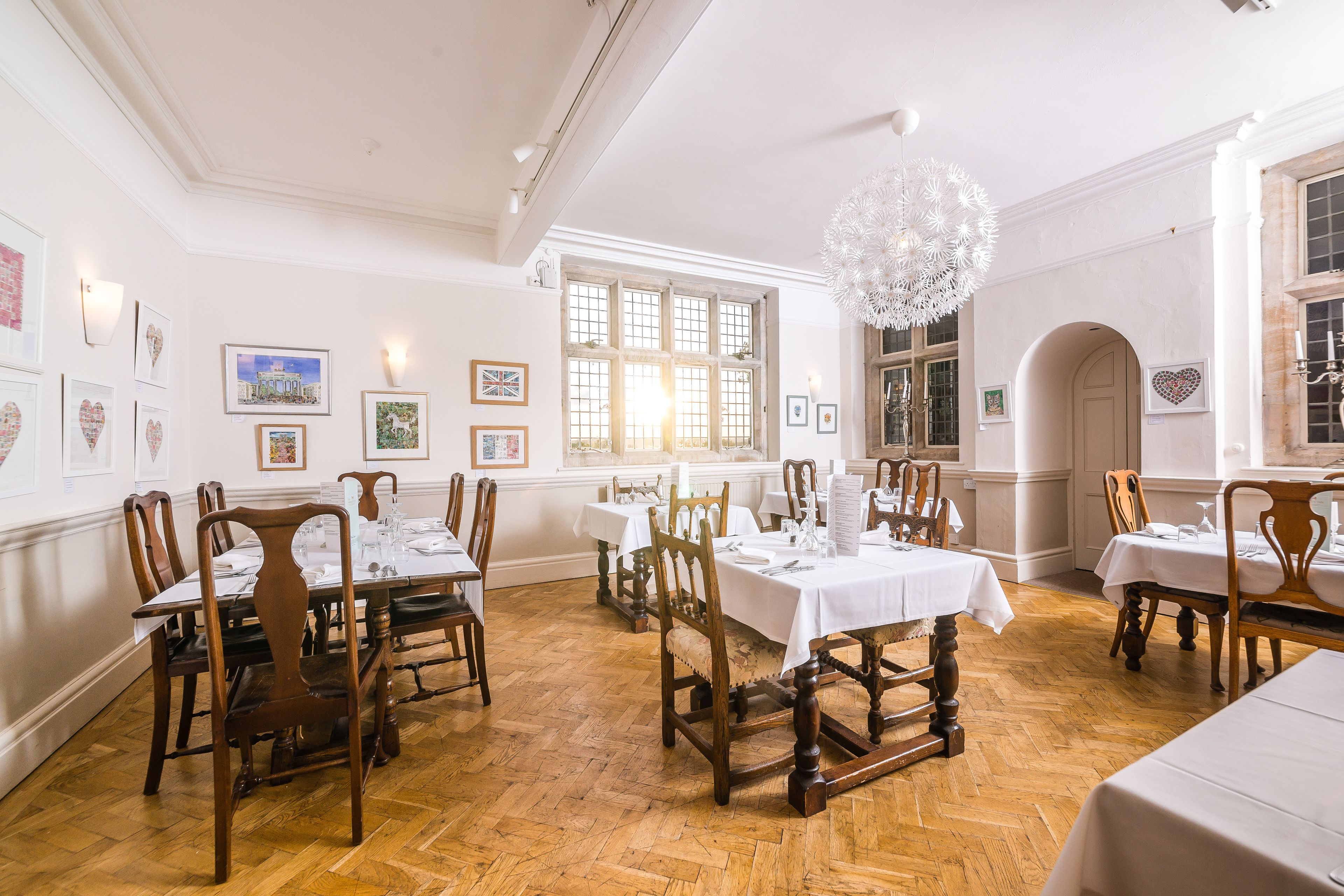 Lunch och middag serveras, njut av de goda smakerna från lokala rätter.