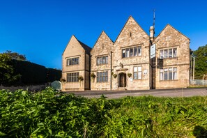 Front of property - The Amberley Inn (Stroud)