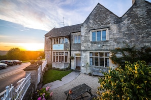 Exterior - The Amberley Inn (Stroud)
