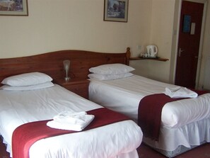 Chambre avec lits jumeaux, salle de bains attenante