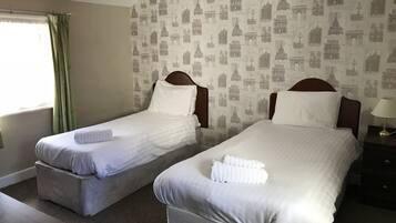 Escritorio, wifi gratis y ropa de cama