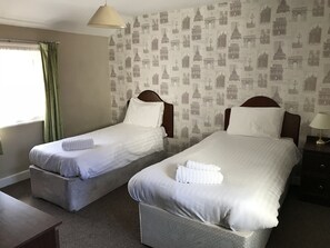 Desk, free WiFi, bed sheets - The Embassy Hotel (Great Yarmouth)