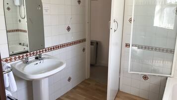 Habitación triple | Baño | Regadera, amenidades de baño gratuitas, secadora de cabello, toallas