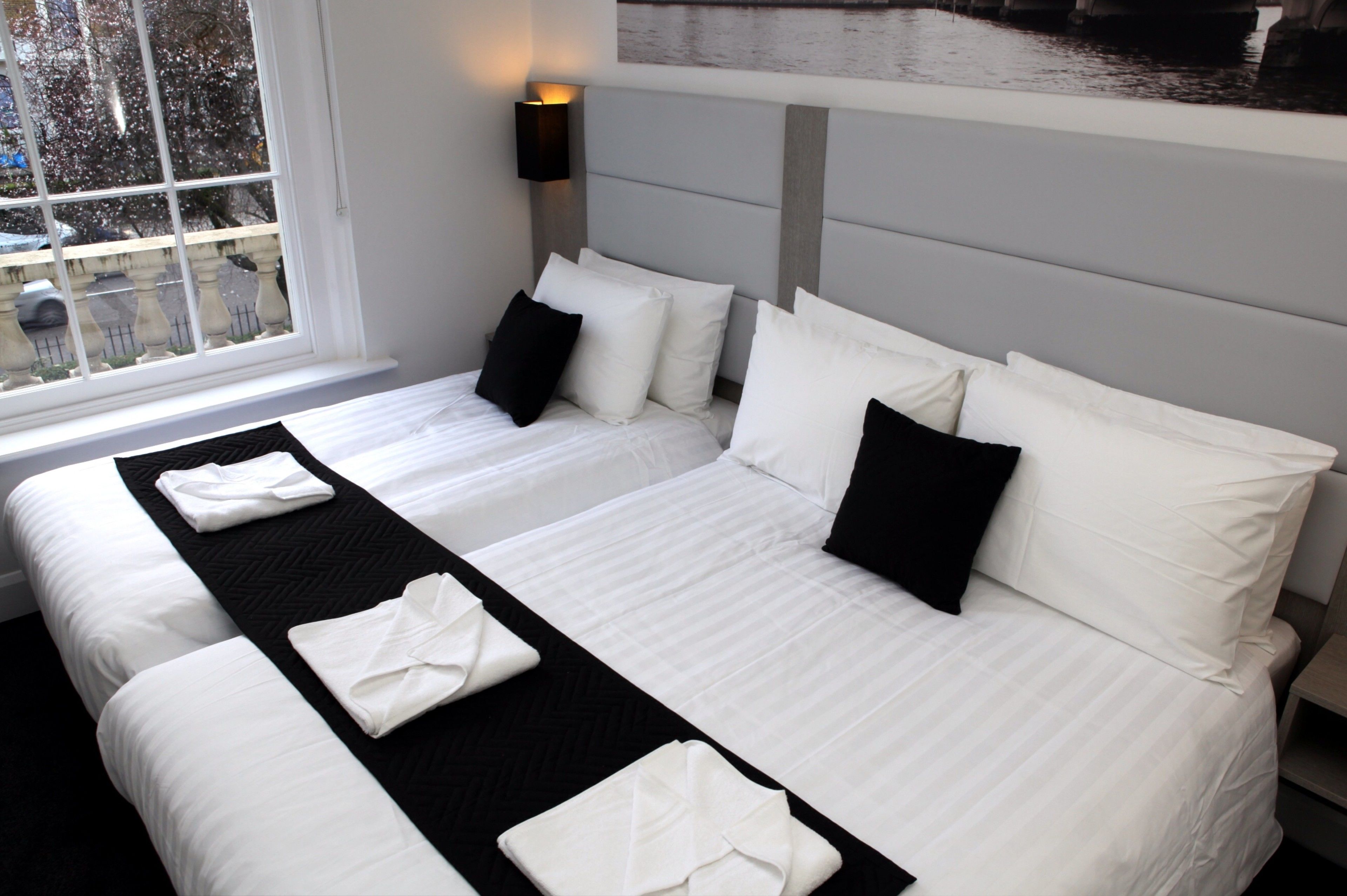 Trippelrum | Värdeförvaringsskåp på rummet, skrivbord och arbetsyta för laptop