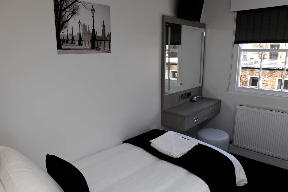 Eenpersoonskamer (4th Floor, Stair Access Only) | Een kluis op de kamer, een bureau, een laptopwerkplek