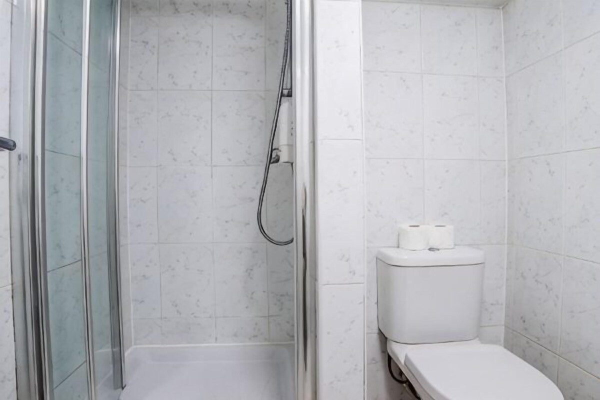 Baño | Regadera, amenidades de baño gratuitas, toallas 