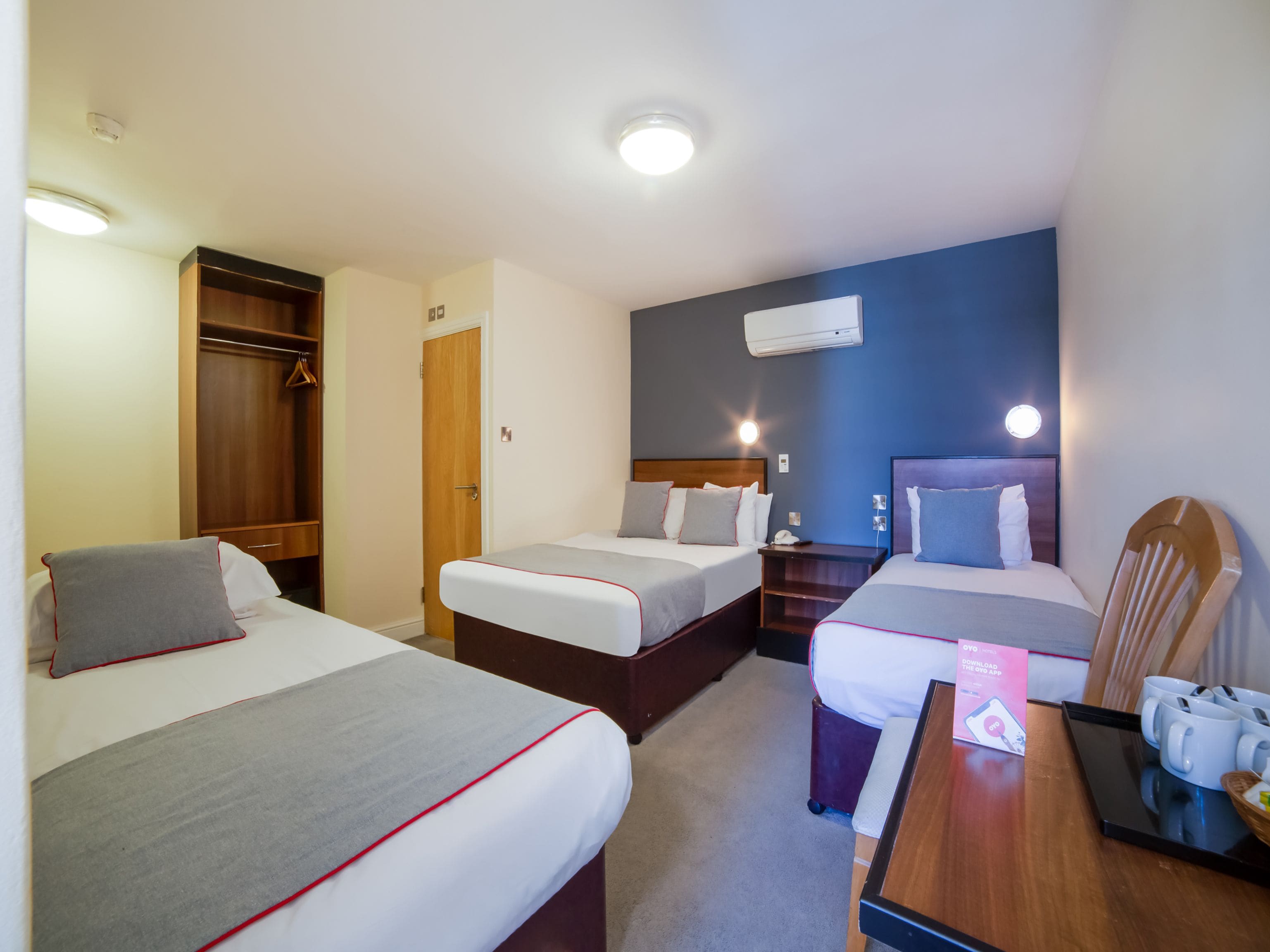 Deluxe Quadruple Room | In-room safe, desk, blackout drapes, iron/ironing board