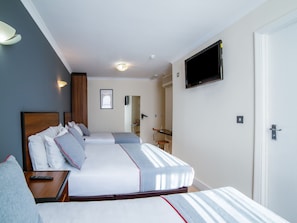 Deluxe Triple Room | In-room safe, desk, blackout drapes, iron/ironing board