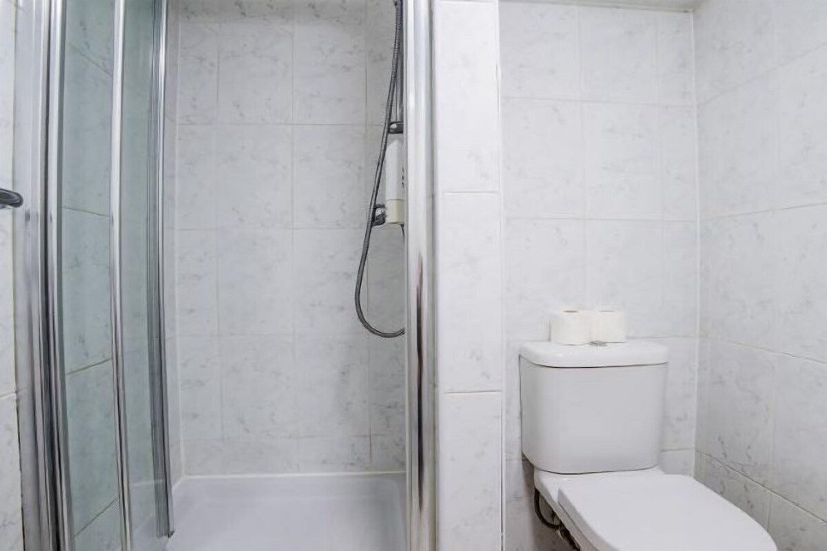 Bathroom | Shower, free toiletries, towels