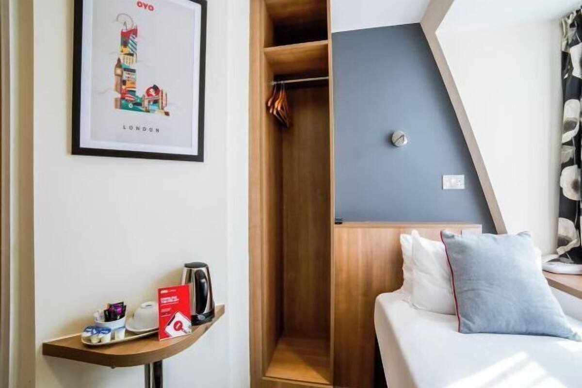 Een kluis op de kamer, een bureau, verduisterende gordijnen