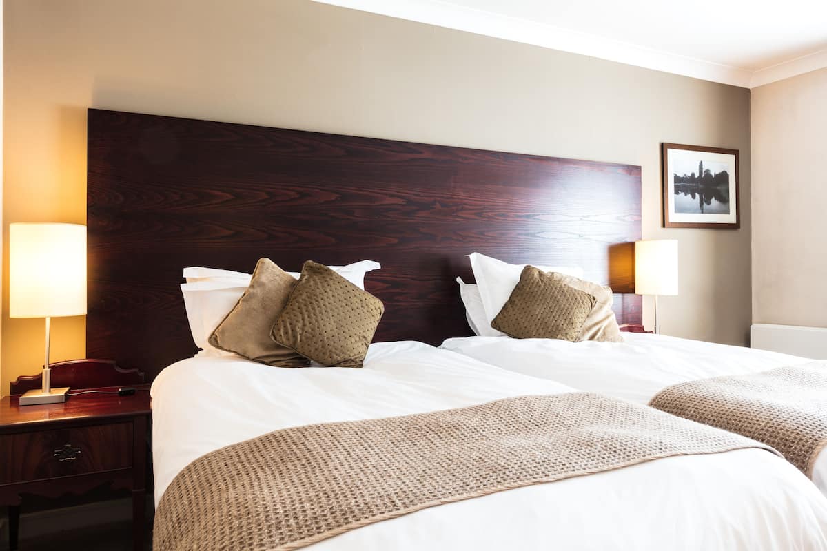 Habitación clásica con 2 camas individuales | Escritorio, wifi gratis y ropa de cama