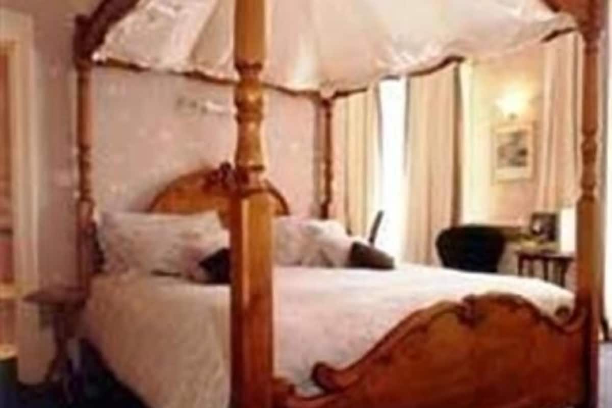 Phòng đôi Cao cấp, có phòng tắm riêng (Four Poster)