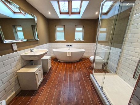 Luxury Double Room, Ensuite | Bathroom. Holmwood House Hotel
