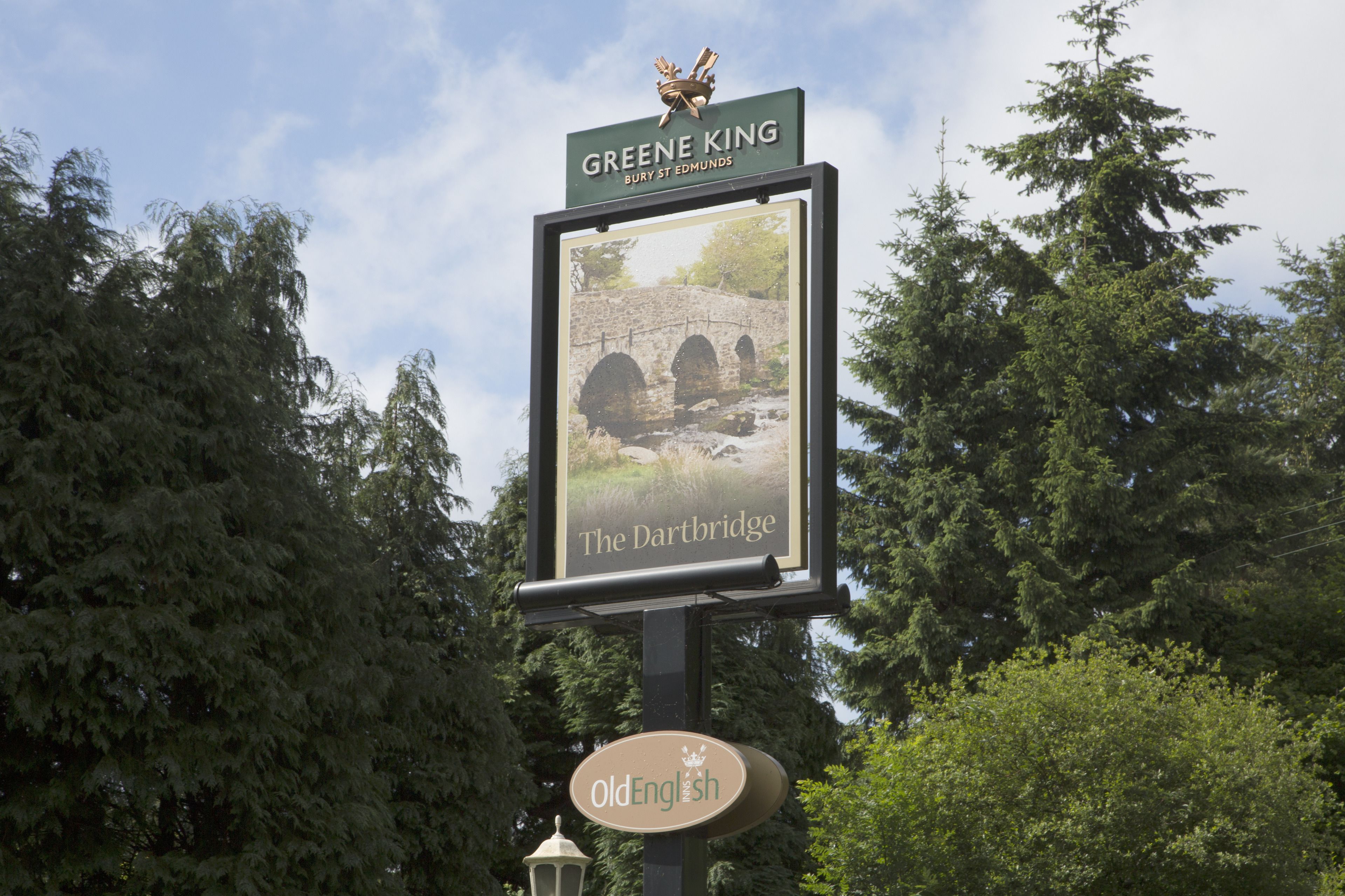 Letrero de Greene King Bury St Edmunds con una imagen de The Dartbridge.