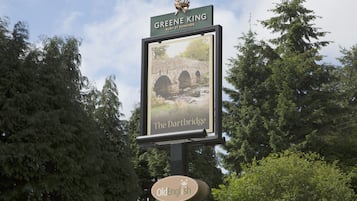 Letrero de Greene King Bury St Edmunds con una imagen de The Dartbridge.