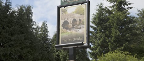 Une enseigne pour Greene King Bury St Edmunds, avec une image de The Dartbridge.