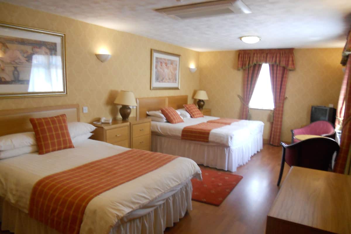 Family Room | Desk, iron/ironing board, free WiFi, bed sheets