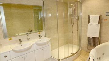 Set di cortesia gratuito, asciugacapelli, asciugamani, sapone