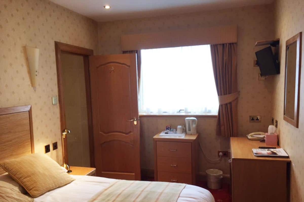Desk, iron/ironing board, free WiFi, bed sheets