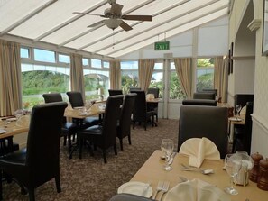 Serveert ontbijt, lunch, diner, Britse gerechten