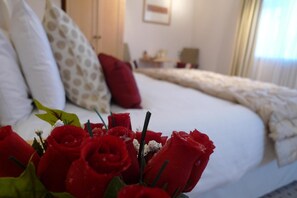 Een bureau, een strijkplank/strijkijzer, babybedden (toeslag)